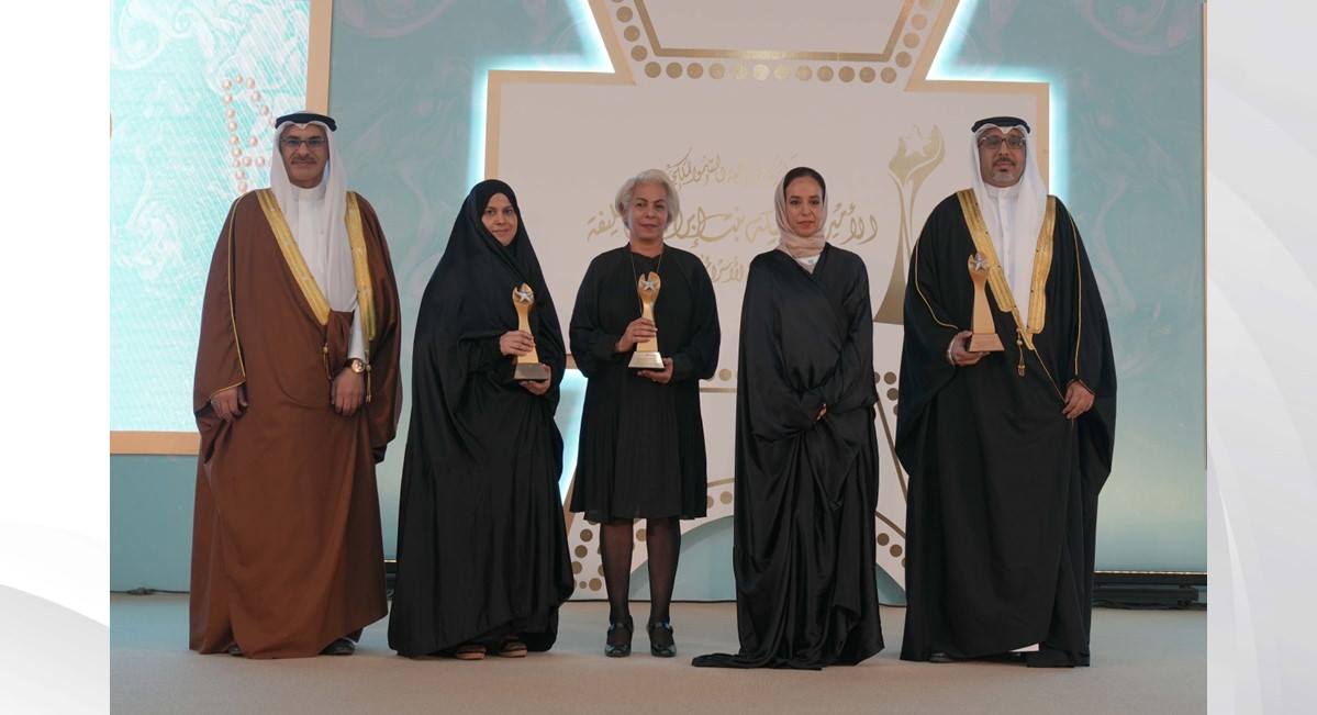 قرينة العاهل المعظم تنيب سمو الشيخة حصة بنت خليفة آل خليفة لتسليم جائزة تشجيع الأسر المنتجة 2023