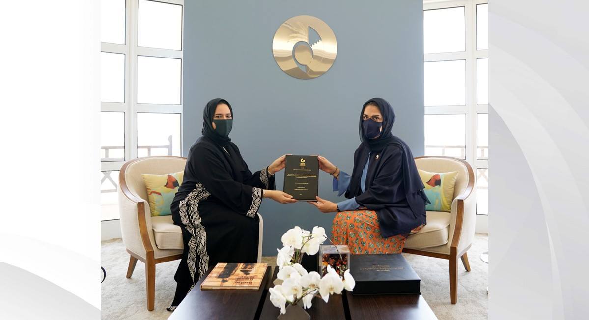 الأنصاري تتسلم من د. السويدي رسالتها حول الذكاء العاطفي والقيادة