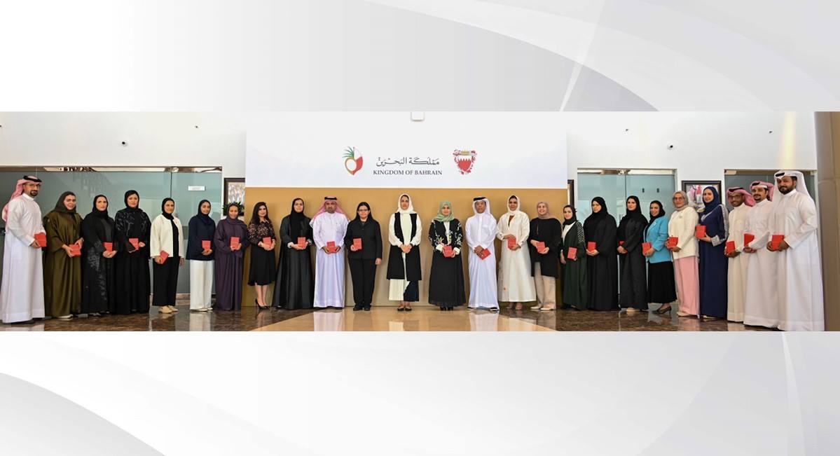 الأنصاري تنقل تهنئة قرينة العاهل المعظم لموظفي  