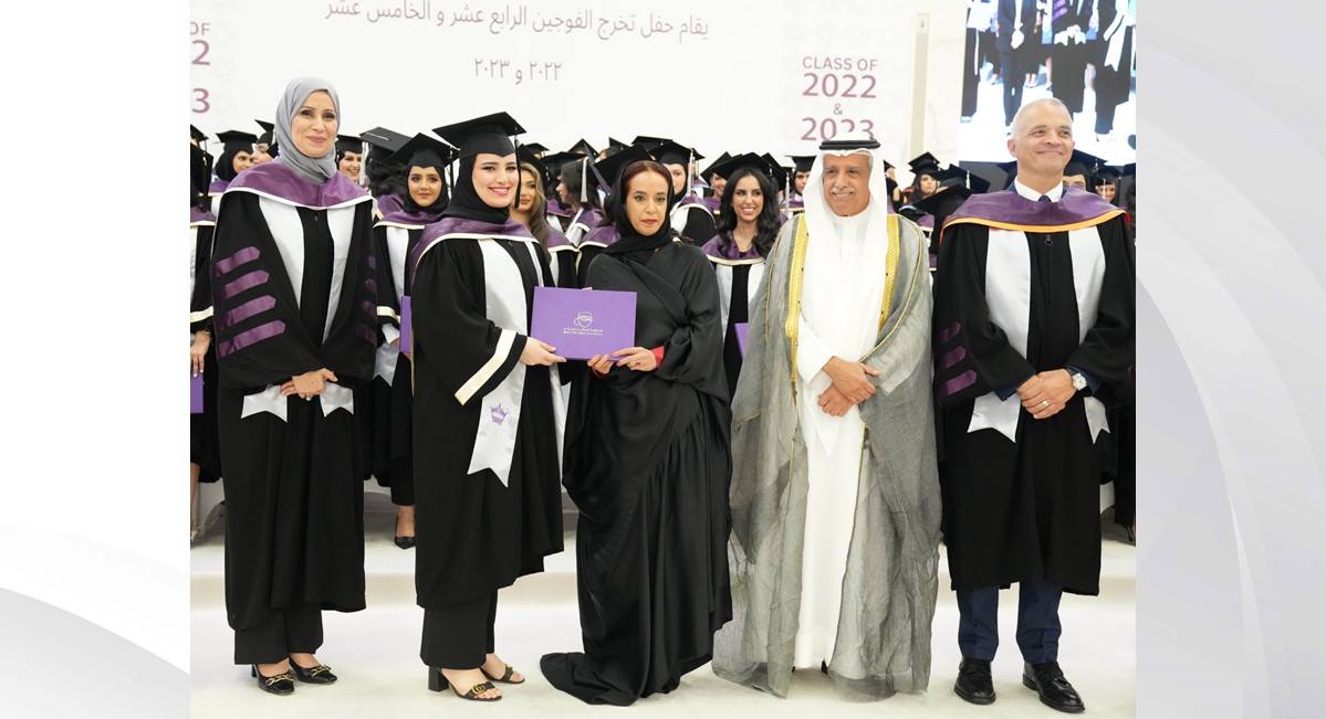 قرينة العاهل المعظم تنيب سمو الشيخة حصة بنت خليفة آل خليفة لحضور حفل تخريج الجامعة الملكية للبنات