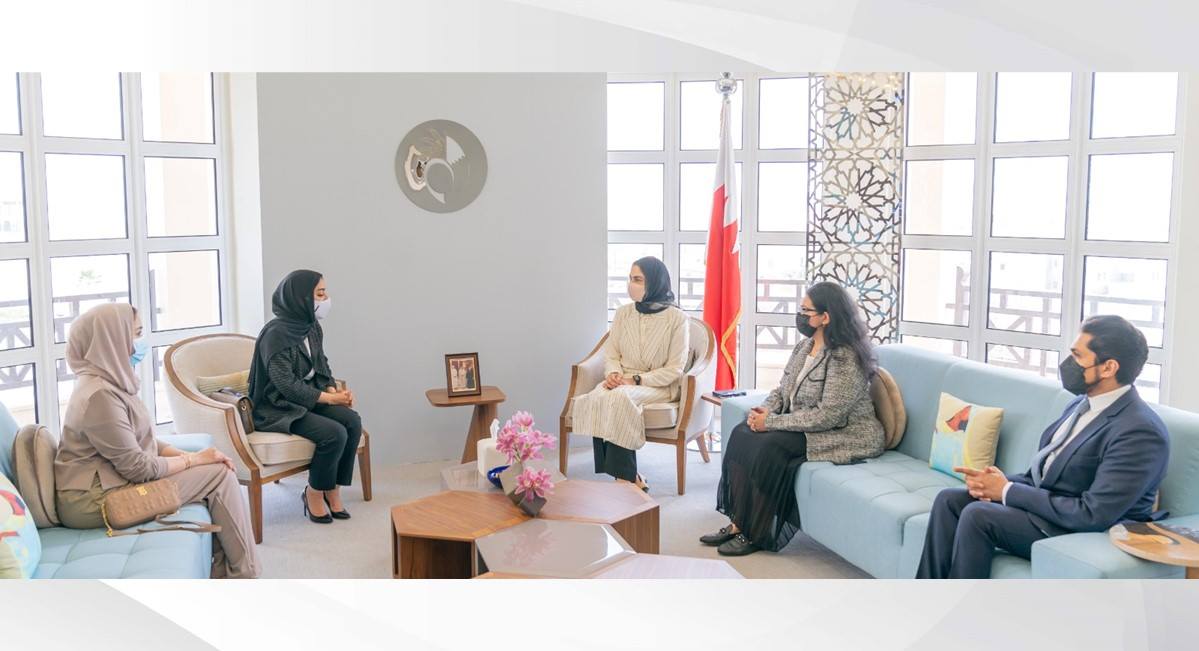 الأنصاري تبحث مع الصيرفي تعزيز حضور المرأة البحرينية في قطاع السياحة