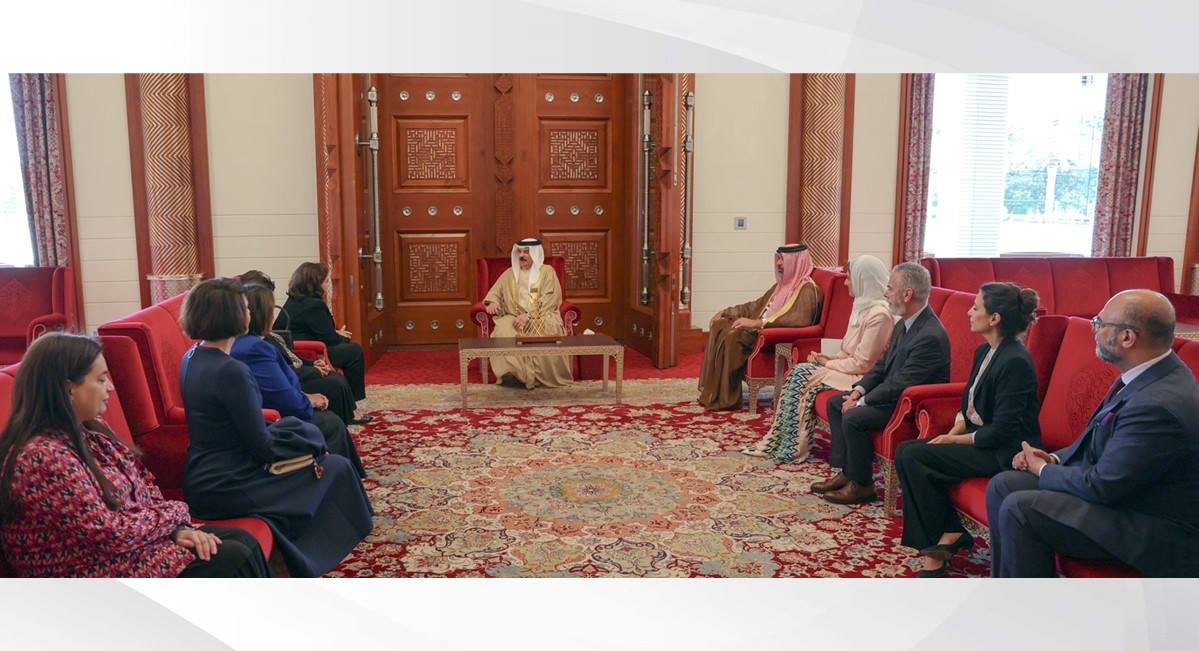 جلالة الملك المعظم يستقبل أعضاء لجنة التحكيم الدولية لجائزة الأميرة سبيكة بنت إبراهيم آل خليفة العالمية لتمكين المرأة