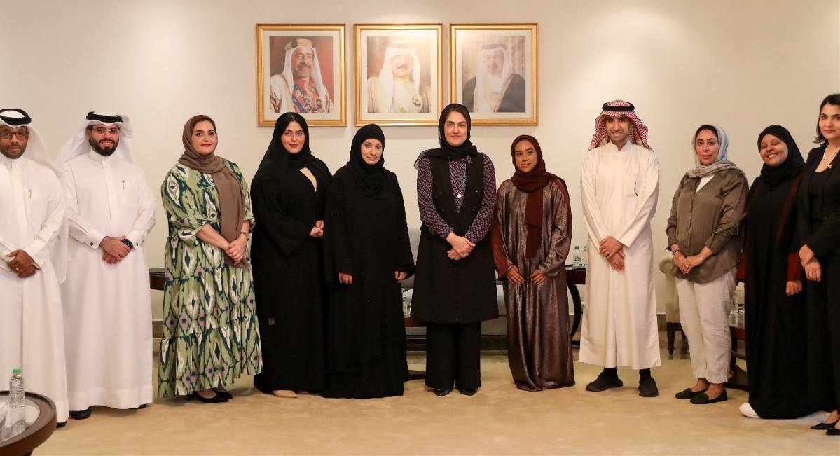 الأنصاري تكرّم أعضاء لجنة 