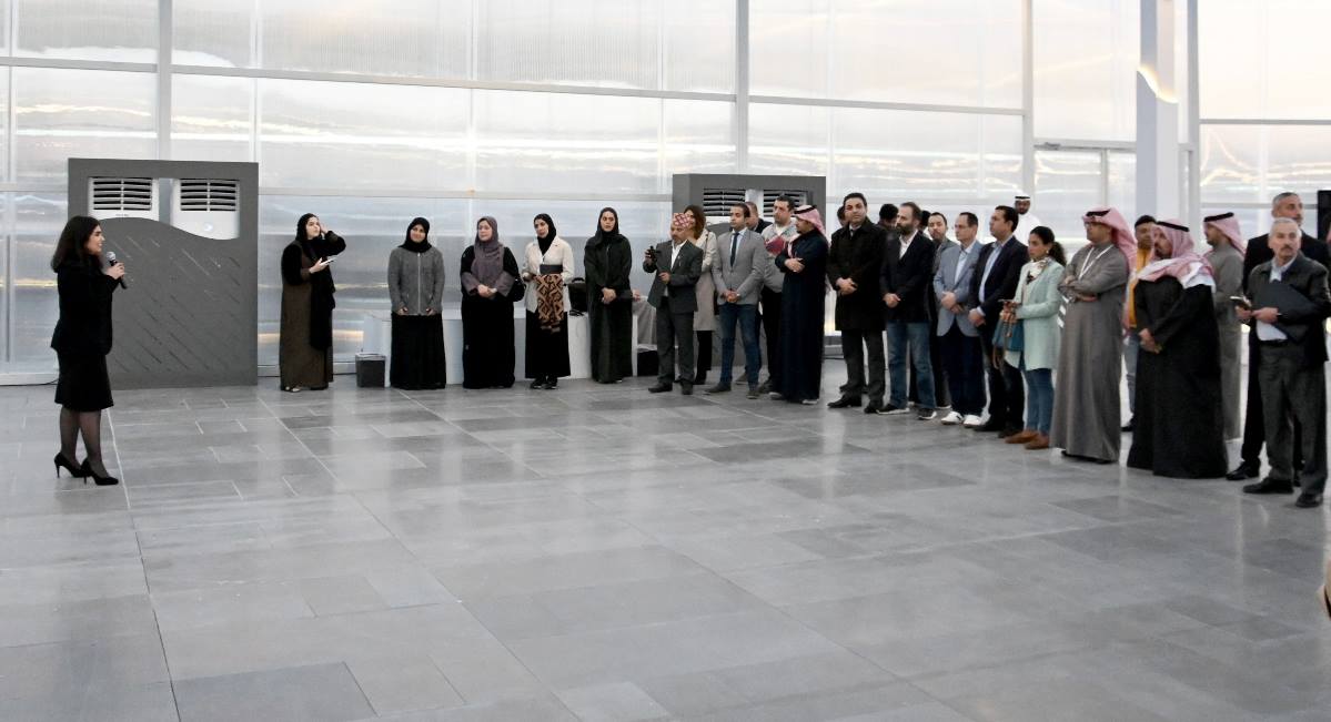 ممثلو وسائل إعلام عربية وأجنبية  يزورون نصب المرأة البحرينية 