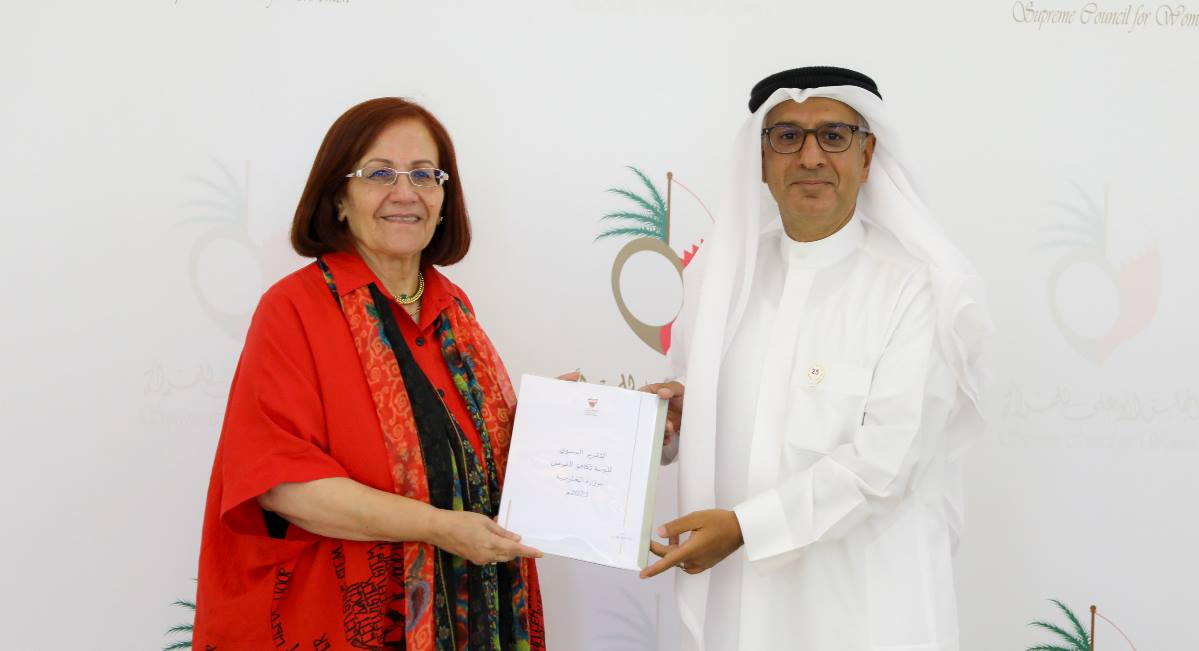 تسلمت نسخة من تقرير أداء لجنة تكافؤ الفرص بالوزارة الأمين العام للمجلس الأعلى للمرأة تعقد اجتماع عمل مع مدير عام الشؤون القانونية وحقوق الإنسان بوزارة الخارجية